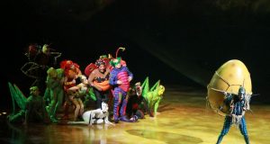 Moradores de comunidades carentes vão ao Cirque Du Soleil