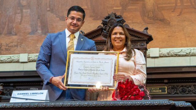 Tânia Bastos recebe o título de Cidadã do Estado do Rio de Janeiro em reconhecimento à sua trajetória política Tânia Bastos recebe o título de Cidadã do Estado do Rio de Janeiro em reconhecimento à sua trajetória política