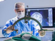 Hospital Moinhos de Vento realiza cirurgia inédita no país para tratamento de Parkinson à distância