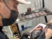 Fisioterapeuta e tatuador desenvolvem um aparelho que ameniza dor na tatuagem