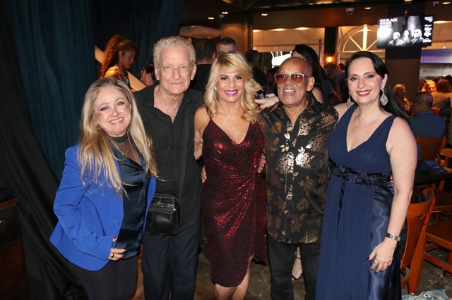 Ronaldo dos Golden Boys faz show no Rio com famosos na plateia